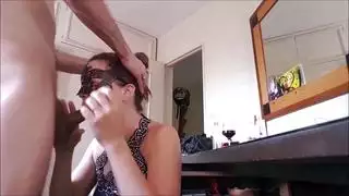 الفتاة المنحرفة في السروال الأزرق تمتلئ بالسائل المنوي