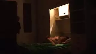 مؤخرة مراهقة تُضرَب في الفصل