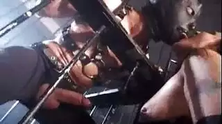 الأسود المثير يدك كسها الضيق ويقذف داخله