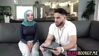مرشد كرة القدم يتخطى الحدود مع الطالبة المراهقة خلال دروس التركيز