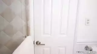 شقراء مذهلة تقدم مص عميق محترف للقضيب