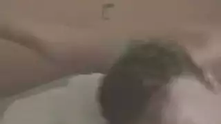 فتاة ممتلئة الصدر تنهش حلمتيها
