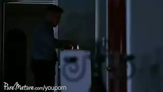 هي تتعمق في مص العمود السميك وتعمل عليه بيديها