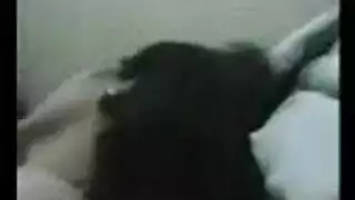 الفتاة الشابة تحصل على فرك فرجها حتى تصرخ
