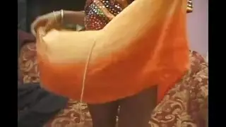 قضيب كبير يملأ فماً عربياً في ثلاثية إباحية مثلثة