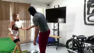 الزوجة تتوسل للقضيب في مؤخرتها