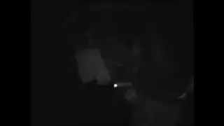 فتاة ثونغ حمراء تتلقى لحس مهبل ورذاذ مني على وجهها
