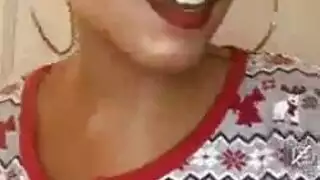 مراهقة شعرها أخضر تفرك كسها المثقوب بقوة على أريكة الغرفة