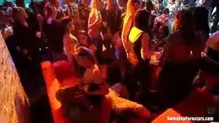 بنات صغار يركبون زب طويل