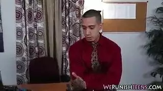 ممارسة سريعة سرية للمتدرب في العمل: حلق ومؤخرة يتم ممارسة الجنس بها