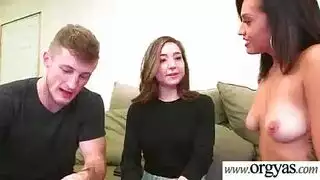 شقراء مفلسة تأخذ قذف شرجي صباحي في السر