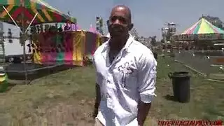 الشقراء تخون زوجها من فحل اسود مترجم