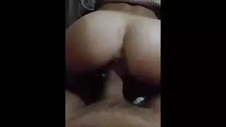 ركوب إباحي: عاهرة سمراء تستمتع بقضيب صلب وسميك