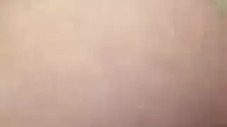 ربة المنزل القذرة تتوسل للاختراق المزدوج في تصوير إباحي قاسٍ