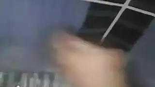 العاهرة الصغيرة تظهر ثدييها الضخمين للكاميرا