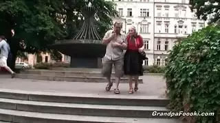 رجل ناضج يعلم فتاة صغيرة دروس الجنس الفموي والعنيف