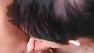 كومينغ على أصابع صديقي مثير الوردي