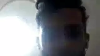 صغار جدا وقزم قرنية جدا لعق الساقين على الأريكة السوداء