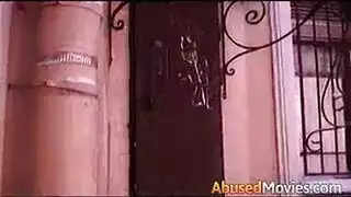 المرة الأولى للفتاة الصغيرة: الألم يتحول إلى صراخ قاسي