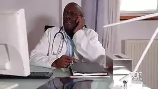 سكس كامل قوي بين الطبيب الزنجي أبو زب كبير والمريضة الشقراء
