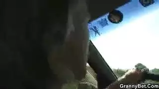 صغيره ويخرج الدم