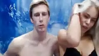 جنس سريع في المسرح: زوجان مثاران يمارسان الجنس أثناء الفيلم