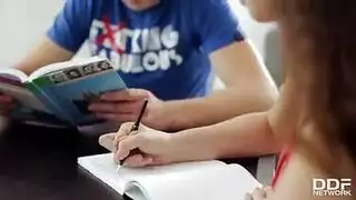 طالبة مغربية مع زميلها تحت الرح