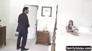 زوجة الأب تنضم لزوجين شابين في علاقة جنسية ثلاثية صريحة