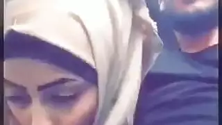 محجبة مغرية تأخذ القضيب في فمها ثم تدخل شرجي عنيف