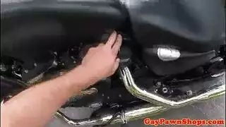 جسم عضلي ناضج امرأة يمارسان الجنس مع صديقها بين الوسطي على سطح سيارتها