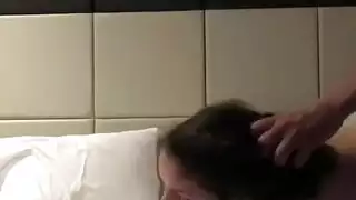 عربية شهوانية تُدمر مهبلها على المرتبة