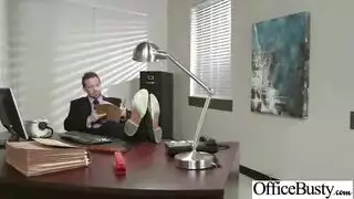 تبتسم أثناء ركوب زب غليظ حتى النشوة