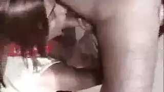 امرأة ناضجة تبلع وتركب بمهارة محترفة