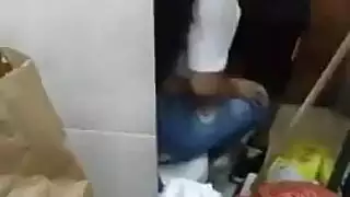 منافسة الأشقاء: جنس فموي مثير في الحمام