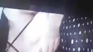 مراهقة هاربة تلتقي عشيقها لجلسة ناك جماعي قاسية