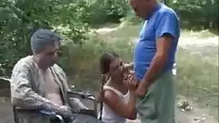 امرأة هندية ناضجة تسرق صديق العذرية لممارسة جنسية شديدة