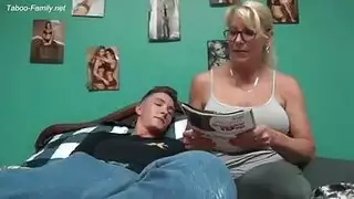أوجي هولندي: الشاب يشارك صديقته مع امرأة ناضجة يائسة