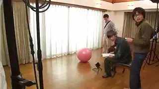 مشاهدة جنسية صريحة: الزوج يستمتع بمشاهدة صديقه يمارس الجنس مع زوجته