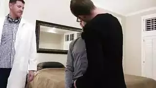 الحفر المطيعة الممتلئة في مشهد جنس جماعي عنيف
