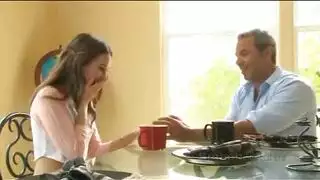 الطفلة المدللة لأبيها تتوسل لقضيبه الكبير في هذا المقطع الإباحي