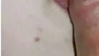 عاهرات شريرات تأخذنه في المؤخرة في مشهد سحاقي إباحي