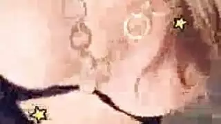 فتى يسحب ديكه لاخته