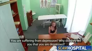 زوجة الأب الشهوانية لا تستطيع مقاومة قضيب ابن زوجها الضخم