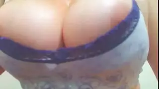 أثداء طبيعية عملاقة: مداعبة ولعب بأصولها الكبيرة