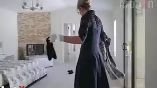 اخته تنضف في الغرفة