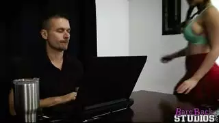 ولد يملص لي بنت و ينيكها