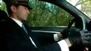 الزوجة الخائنة تمص قضيب عشيقها الصلب بجانب زوجها مباشرة