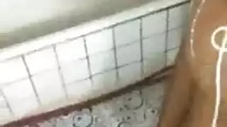 المراهقة الشقراء ألكسندر هولي تصل إلى النشوة الجنسية بأصابعها