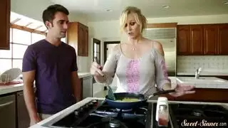 بورن منزلي صريح: أفخاذ ممتلئة وجنس عنيف