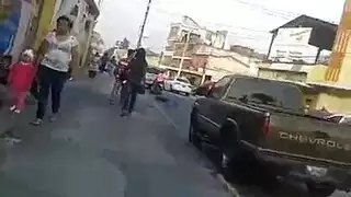نجمة المؤخرة الممتلئة في اختراق مزدوج صريح ومشهد مثلث